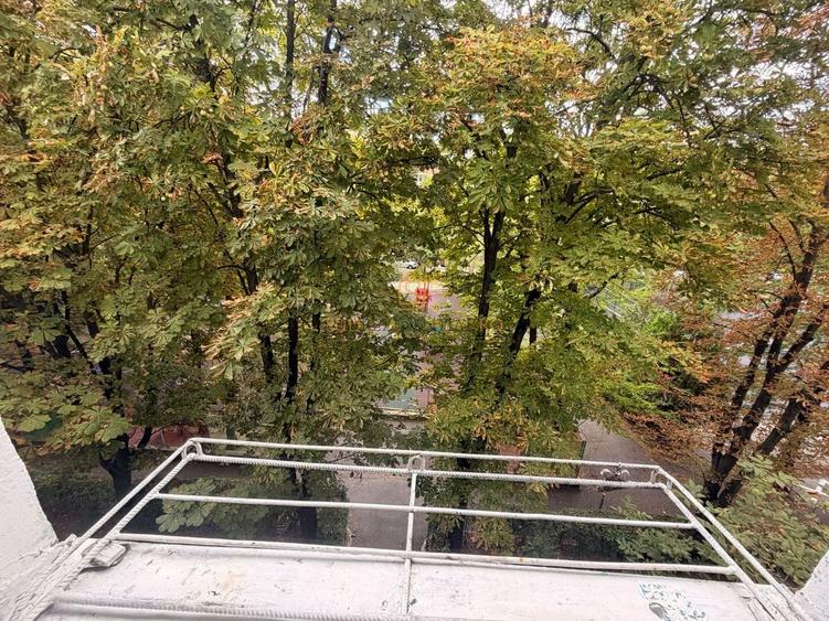 Apartament cu 3 camere semidecomandat în Berceni