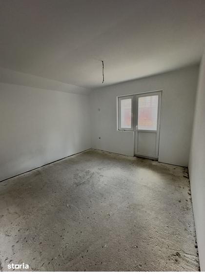 Casă cu 7 camere cu Teren 323 Mp în Petros