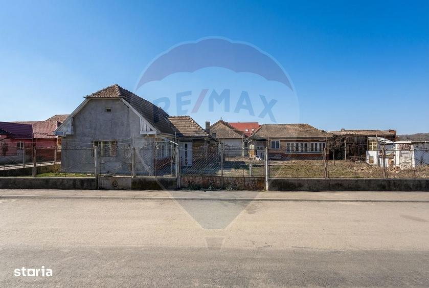 Casa cu teren generos la colt de intersectie - cartier Poiana - 1