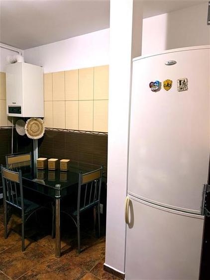 Apartament cu 3 camere semidecomandat în Berceni