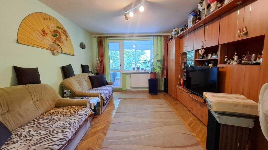 Apartament cu 3 camere decomandat în Exterior Vest