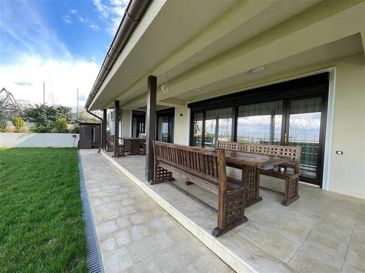 Casă individuală cu 4 camere cu Teren 1530 Mp în Somova