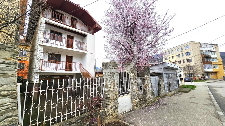 Casă individuală cu 11 camere cu Teren 300 Mp în Central