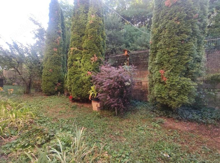 Apartament cu 3 camere semidecomandat, mobilat în Florești