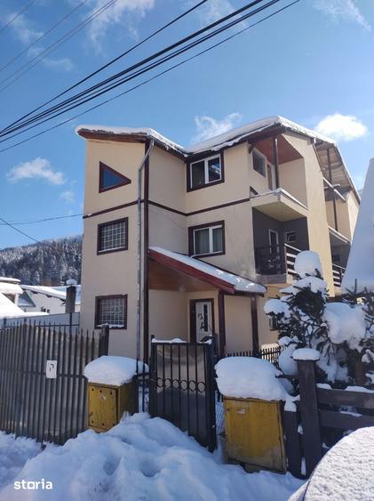Casă cu 9 camere cu Teren 250 Mp în Central