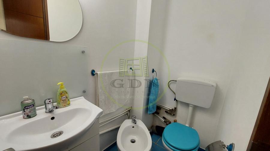 Apartament cu 3 camere decomandat, mobilat în Rovine