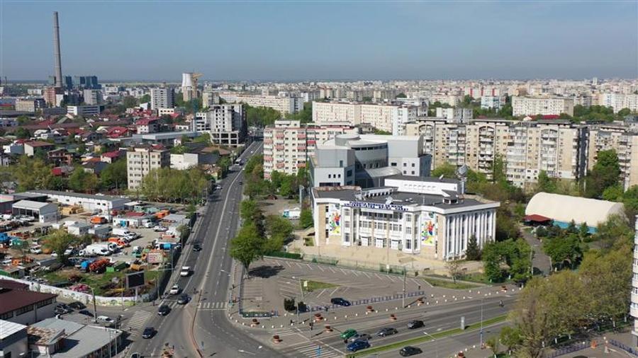 Apartament cu 3 camere semidecomandat în Berceni