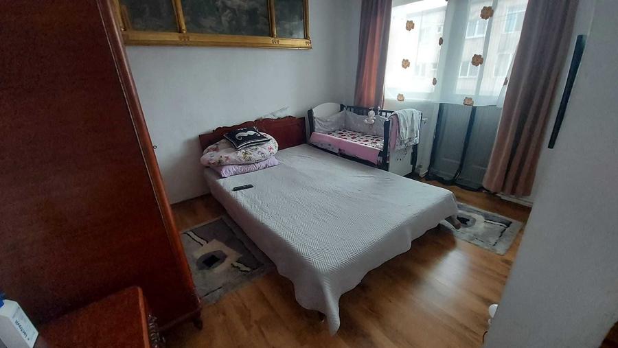 Apartament cu 3 camere semidecomandat în Central