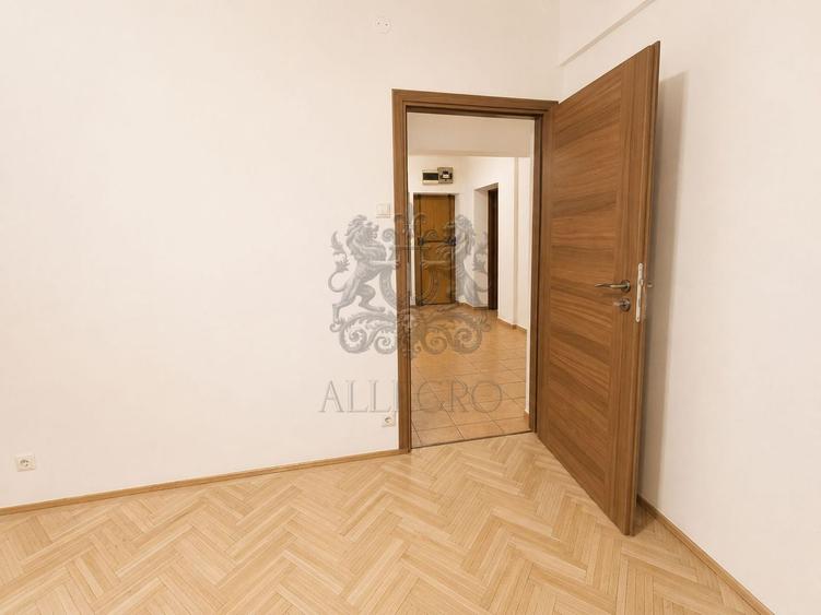 Apartament cu 4 camere semidecomandat în Cișmigiu