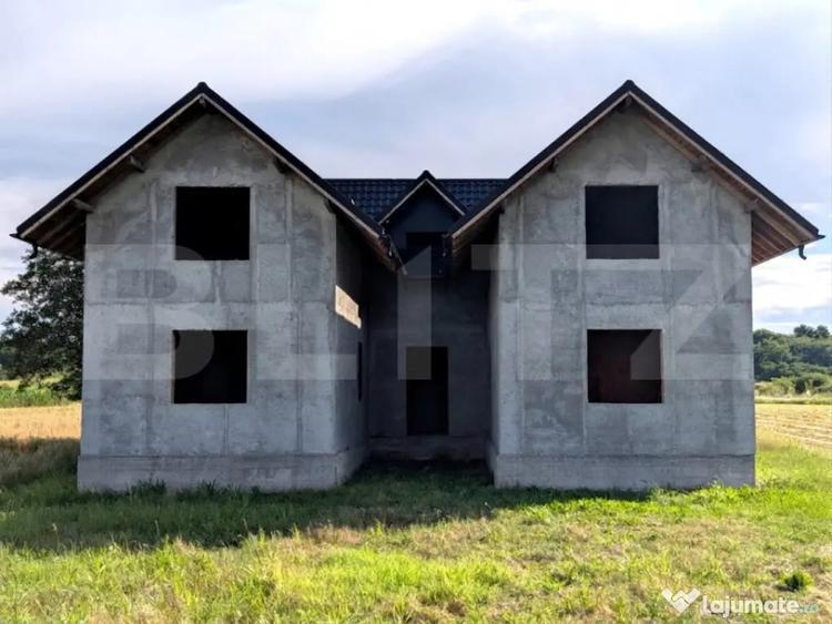 Casă cu 7 camere cu Teren 7500 Mp în Central