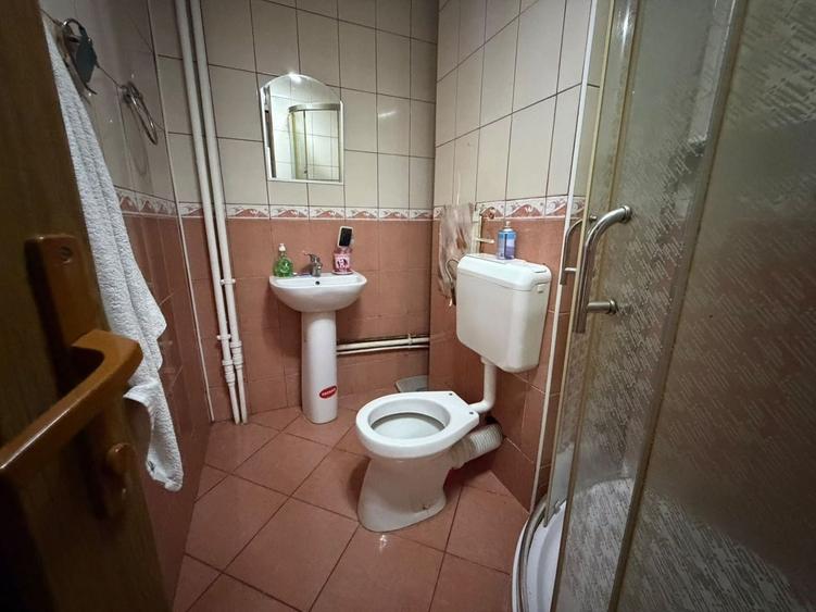 Apartament cu 4 camere semidecomandat, mobilat în Dristor