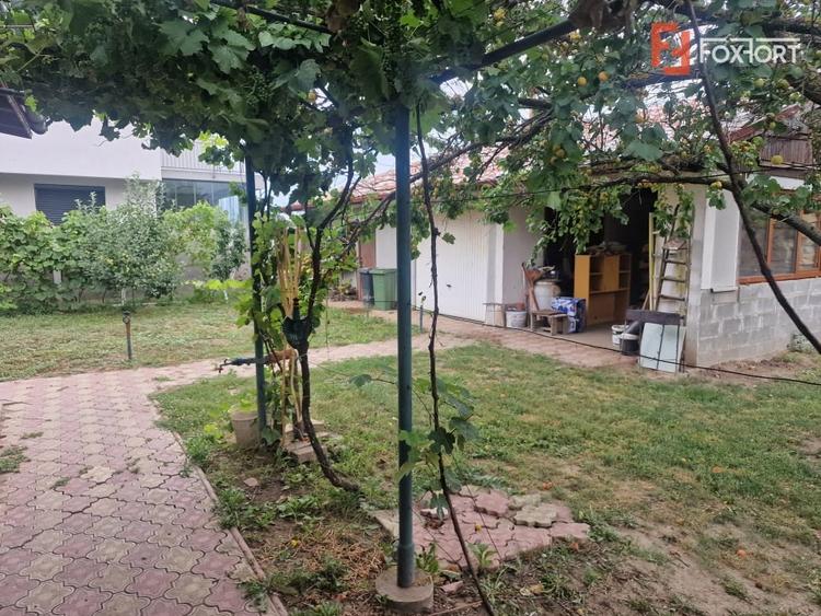 Casă individuală cu 9 camere cu Canalizare în Moșnița Nouă