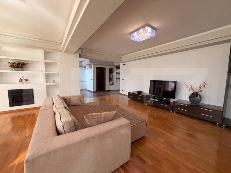 Apartament cu 4 camere decomandat, mobilat în 1 Mai