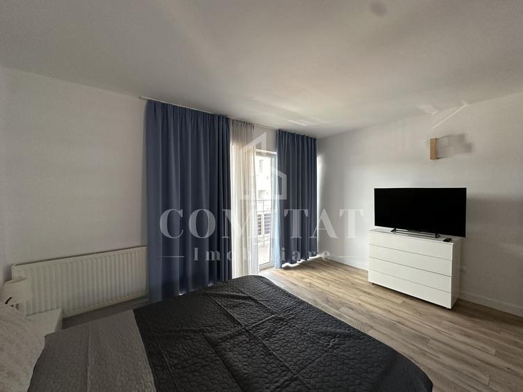 Apartament cu 5 camere semidecomandat, mobilat în Bună Ziua