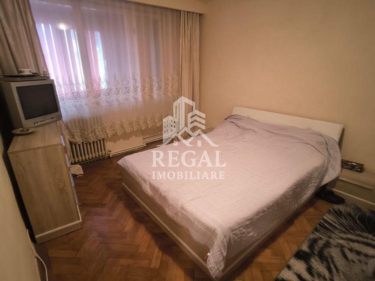 Apartament cu 3 camere decomandat, mobilat în Micro 4