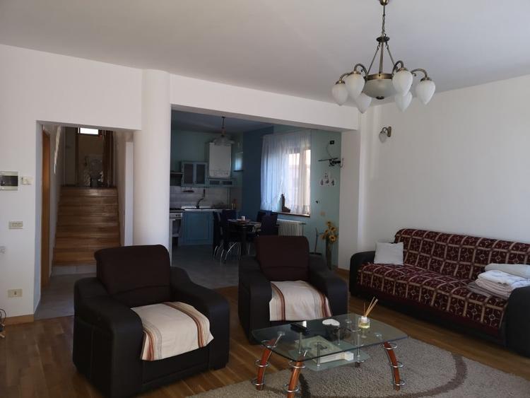 Casă individuală cu 7 camere cu Canalizare în Craiter