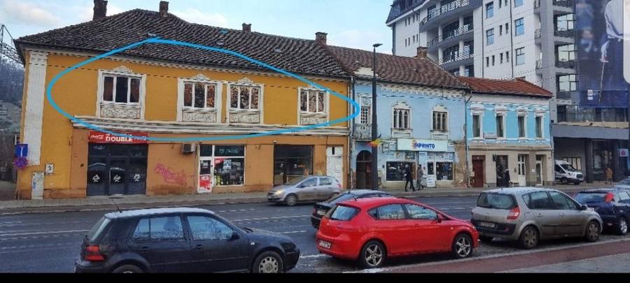 Apartament cu 4 camere semidecomandat în Central
