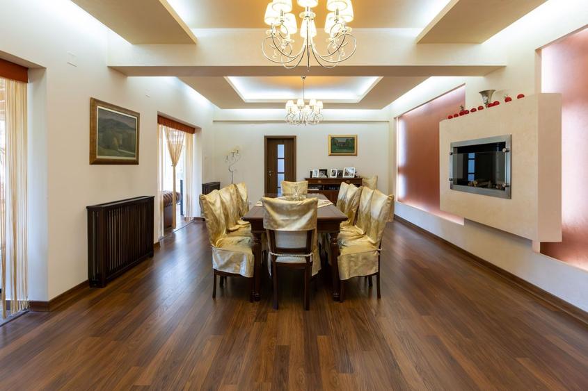 Casă individuală cu 8 camere cu Canalizare în Central