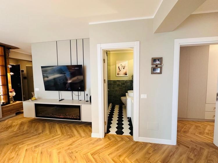 Apartament cu 3 camere semidecomandat, mobilat în Străulești