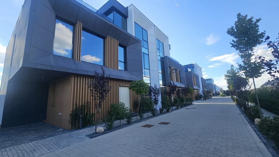 Duplex cu 4 camere cu Canalizare în Central