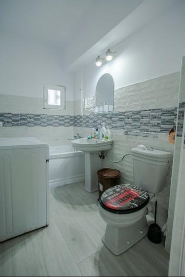 Apartament cu 3 camere semidecomandat, mobilat în Central