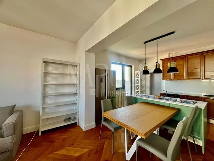 Apartament cu 4 camere semidecomandat în Central