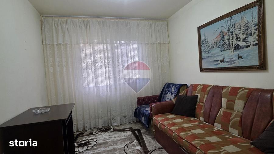 Apartament cu 3 camere semidecomandat în Central