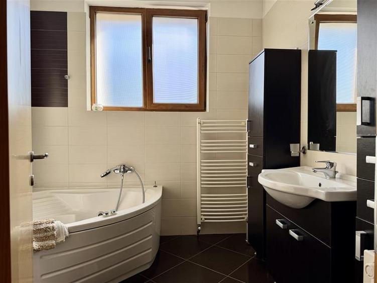 Apartament cu 4 camere semidecomandat în Herăstrău