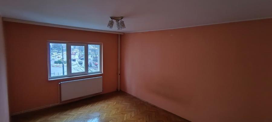 Apartament cu 3 camere decomandat, mobilat în Casa de Cultură