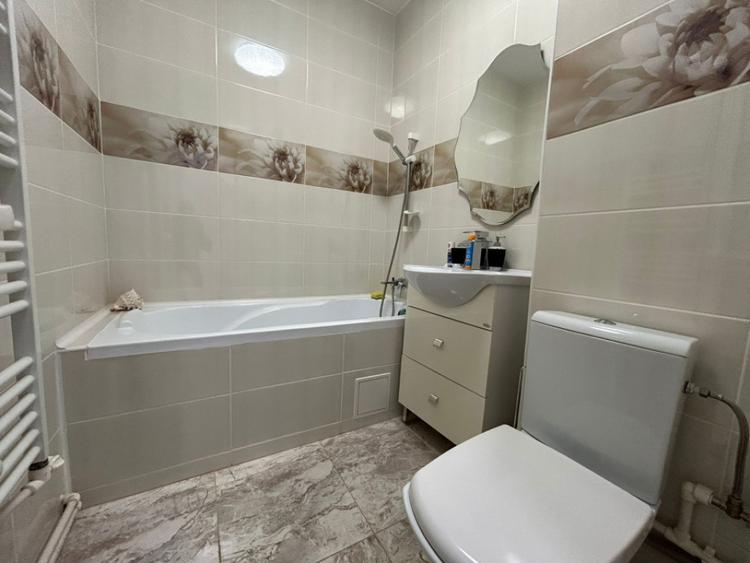 Apartament cu 3 camere semidecomandat, mobilat în Calea Galați