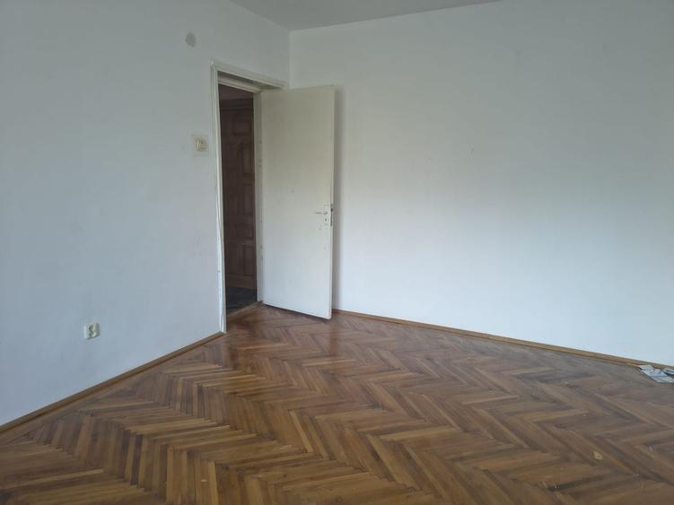 Apartament cu 3 camere semidecomandat în Tomis I