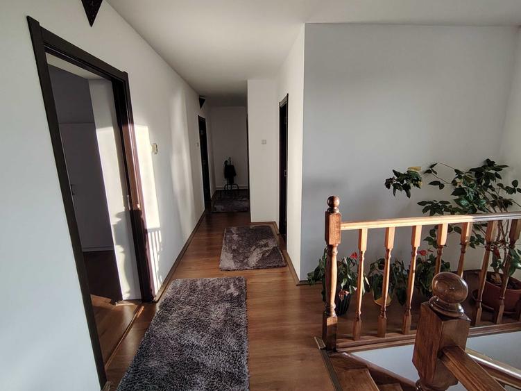 Casă cu 4 camere în Central