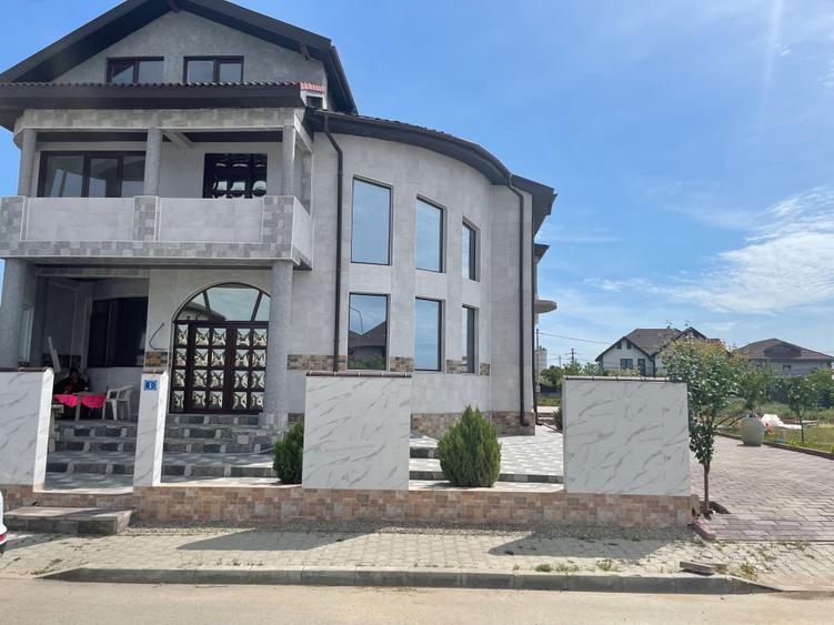 Casă cu 4 camere cu Teren 1000 Mp în Central