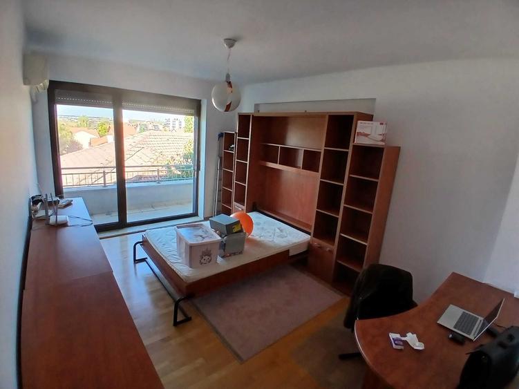 Apartament cu 4 camere decomandat în Est