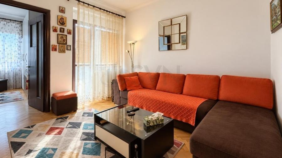 Apartament cu 3 camere semidecomandat, mobilat în Armeneasca