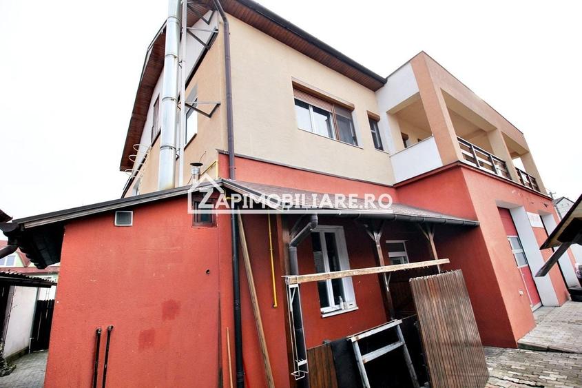 Casă individuală cu 7 camere cu Canalizare în Unirii