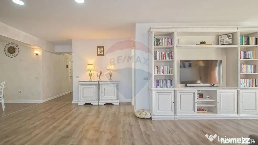 Apartament cu 5 camere decomandat în Noua