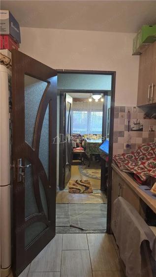 Apartament cu 4 camere decomandat în Calea București