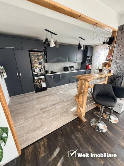 Apartament cu 3 camere semidecomandat, mobilat în Florești