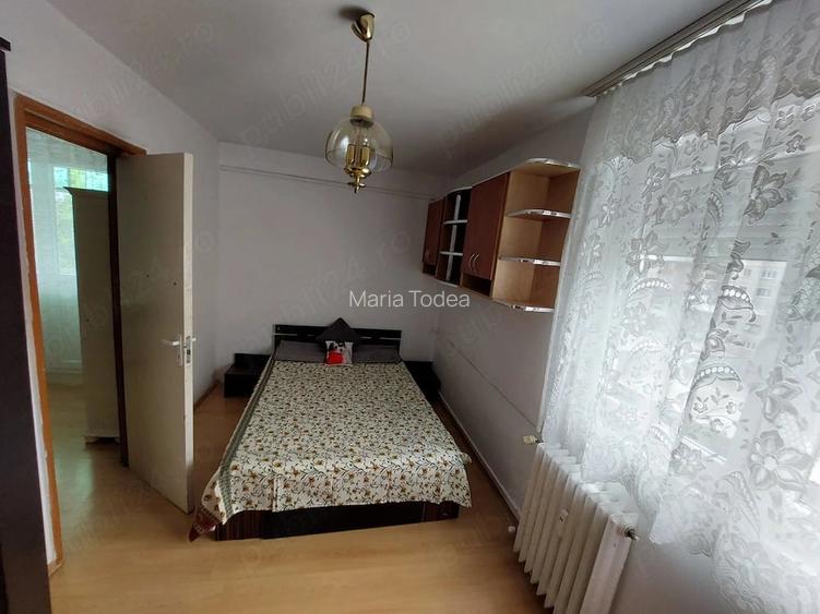 Vand apartament cu 2 camere semidecomandat -Zona Fortuna Vlaicu,etaj 4 4 direct de la proprietar.