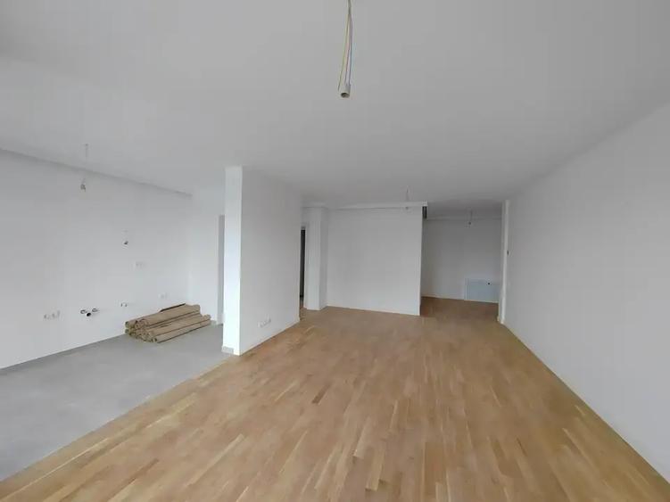 Apartament cu 3 camere decomandat în Sisești
