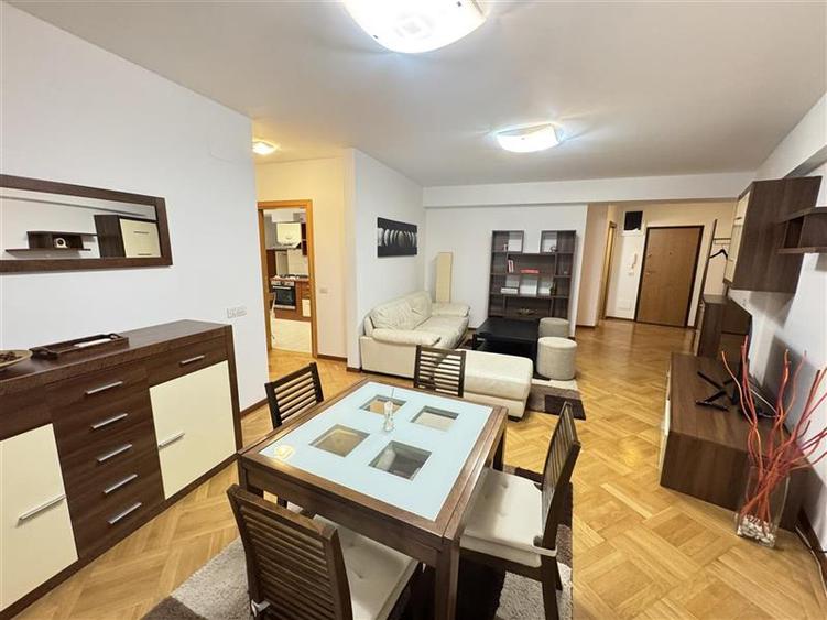 Apartament cu 3 camere semidecomandat în Herăstrău