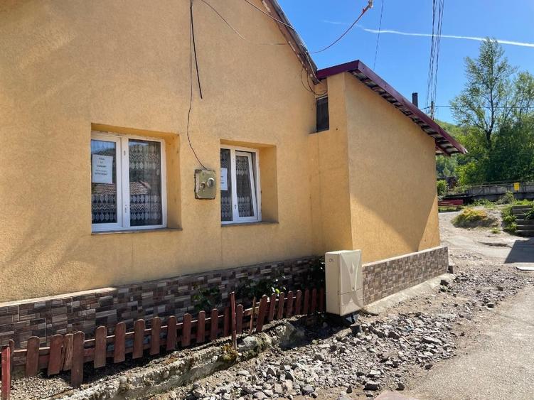 Casă cu 2 camere cu Teren 135 Mp în Mehadia