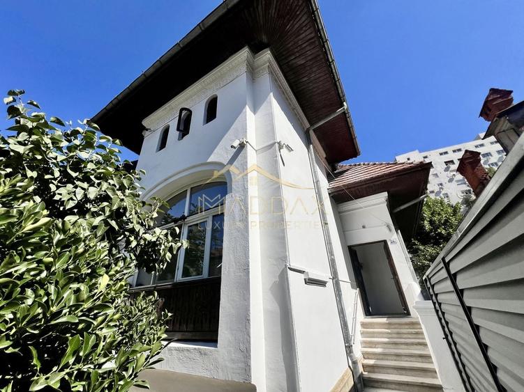 Casă individuală cu 6 camere cu Canalizare în Capitale
