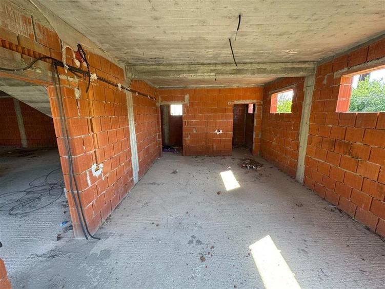 Casă cu 4 camere cu Garaj în Livada de Bihor