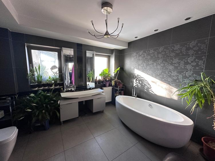 Apartament cu 6 camere decomandat în Ultracentral