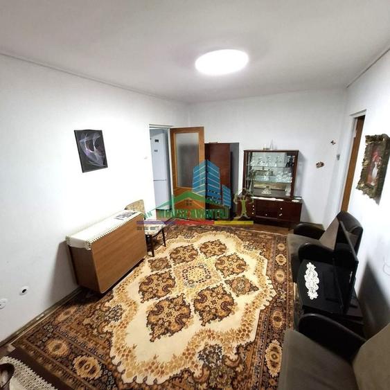 Apartament cu 3 camere semidecomandat în Gară