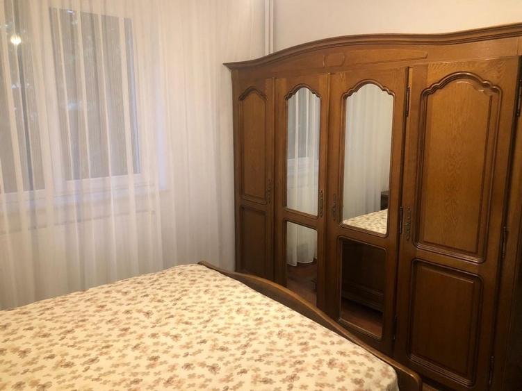 Apartament cu 3 camere semidecomandat în Radu Negru