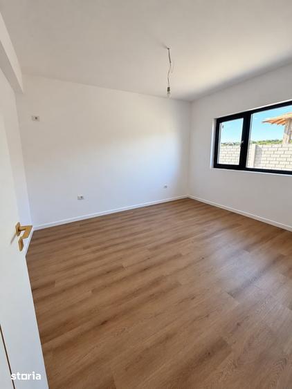 Casă cu 4 camere cu Teren 400 Mp în Domnești