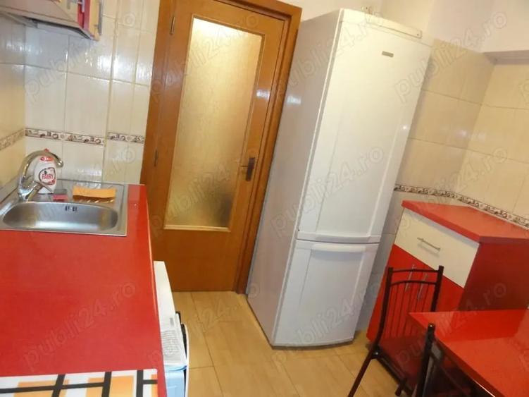 Apartament cu 3 camere semidecomandat în Colentina